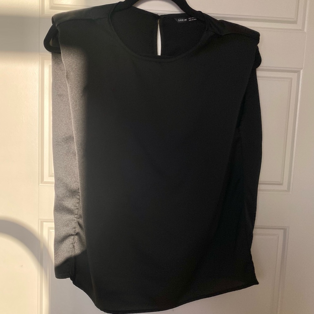 SHEIN BLACK SILKY PADDED SHOULDER TOP SIZE MED